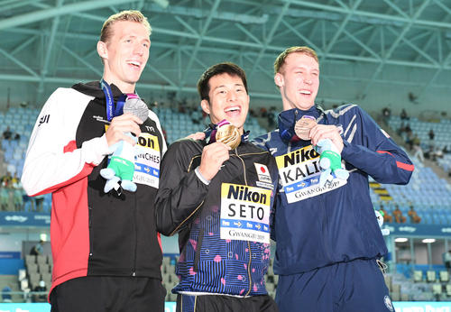 男子200メートル個人メドレーで優勝した瀬戸（中央）は金メダルを手に笑顔（撮影・鈴木みどり）