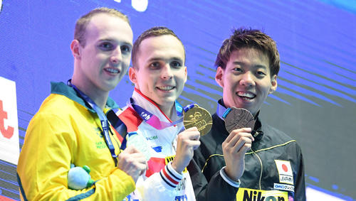 男子200メートル平泳ぎ決勝で3位の渡辺（右）は銅メダルを手に笑顔（撮影・鈴木みどり）