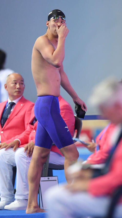男子200メートル平泳ぎ決勝で3位の渡辺はタイムを見ながら引き揚げる（撮影・鈴木みどり）