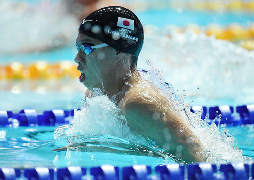 男子200メートル平泳ぎ決勝で力泳する渡辺（撮影・鈴木みどり）