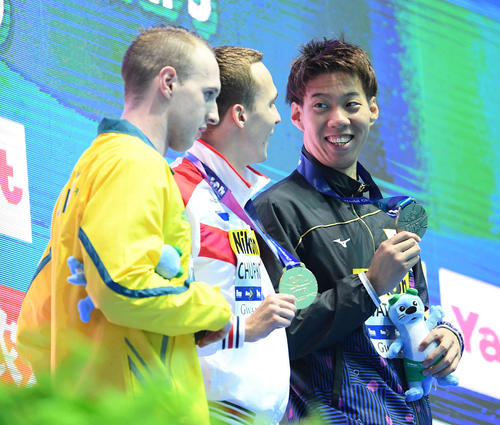 男子200メートル平泳ぎ決勝で3位の渡辺（右）は優勝のアントン・チェプコフ（中央）と笑顔で話す。左は2位のマシュー・ウィルソン（撮影・鈴木みどり）
