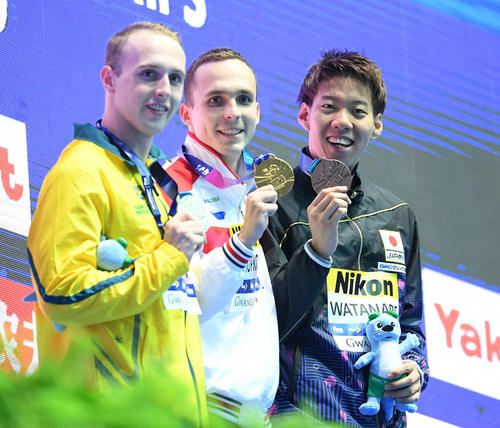 男子200メートル平泳ぎ決勝で3位の渡辺（右）は銅メダルを手に笑顔（撮影・鈴木みどり）