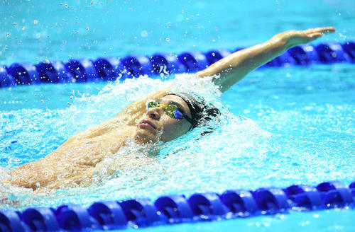 男子200メートル背泳ぎ決勝で力泳する入江（撮影・鈴木みどり）