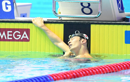 男子200メートル背泳ぎ決勝を終え悔しそうな表情の入江（撮影・鈴木みどり）