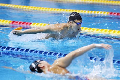 東京都北区の国立スポーツ科学センターで練習する競泳男子の瀬戸（共同）