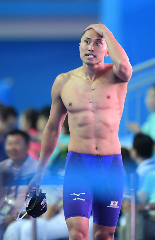 男子50メートル自由形決勝を8位で終え悔しそうに引き揚げる塩浦（撮影・鈴木みどり）