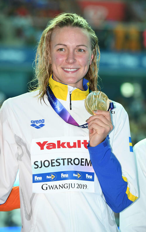 女子50メートルバタフライで優勝し、金メダルを手に笑顔のサラ・ショーストロム（撮影・鈴木みどり）