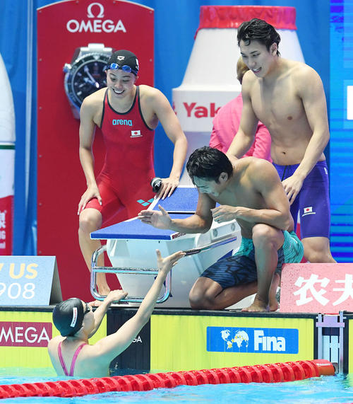 混合400メートルリレー決勝を7位で終え、アンカーの佐藤（左下）と笑顔で握手を交わす日本チーム。左から大本、中村、松本（撮影・鈴木みどり）