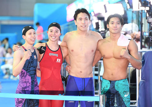 混合400メートルリレー決勝を7位で終え、笑顔で記念写真に納まる日本チーム。左から佐藤、大本、松本、中村（撮影・鈴木みどり）