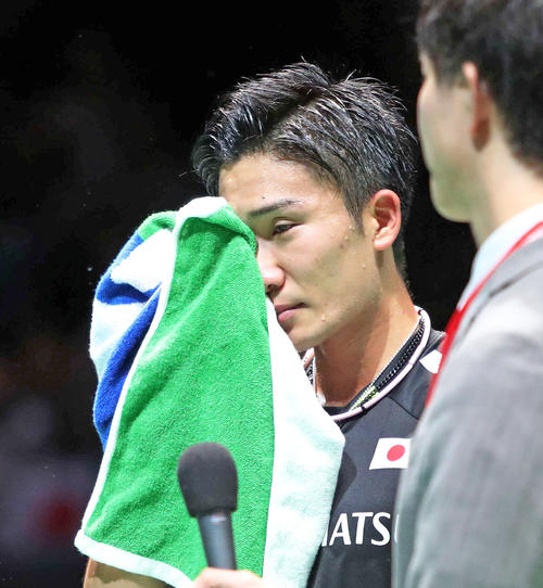 優勝インタビューで涙ぐむ桃田賢斗（撮影・鈴木正人）