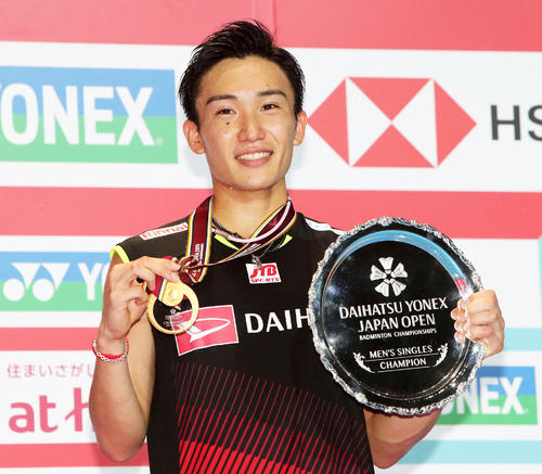 笑顔で写真に納まる桃田賢斗（撮影・鈴木正人）