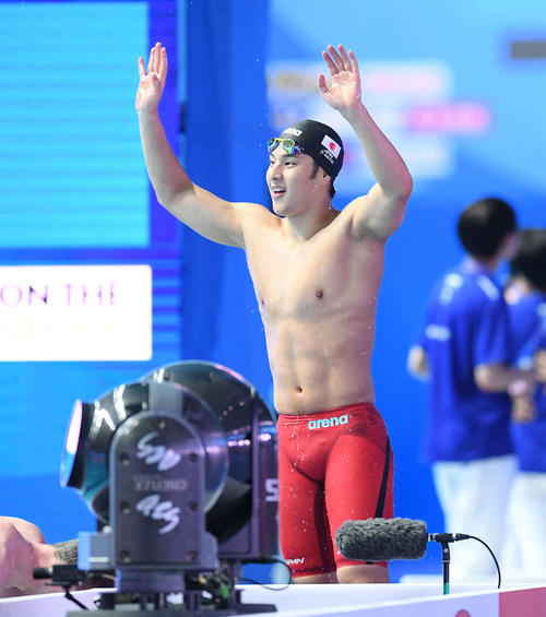 男子400メートル個人メドレーで優勝し、声援に応える瀬戸（撮影・鈴木みどり）