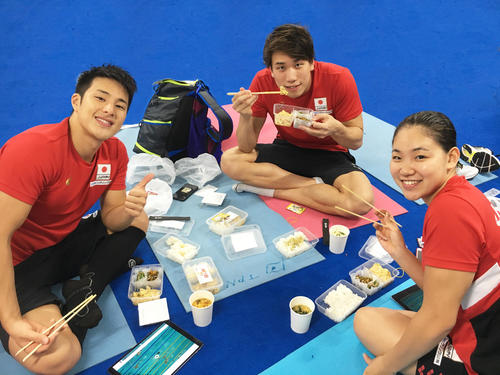 瀬戸（左）は、松元（中）白井とレース直後に弁当を食べて疲労を回復した（味の素提供）