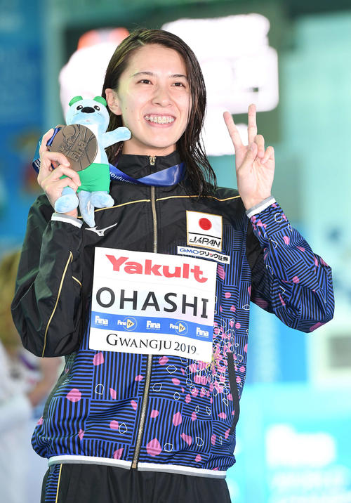 女子400メートル個人メドレーで3位の大橋は銅メダルを手に笑顔（撮影・鈴木みどり）