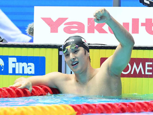 男子400メートル個人メドレーで優勝し、ガッツポーズする瀬戸（撮影・鈴木みどり）