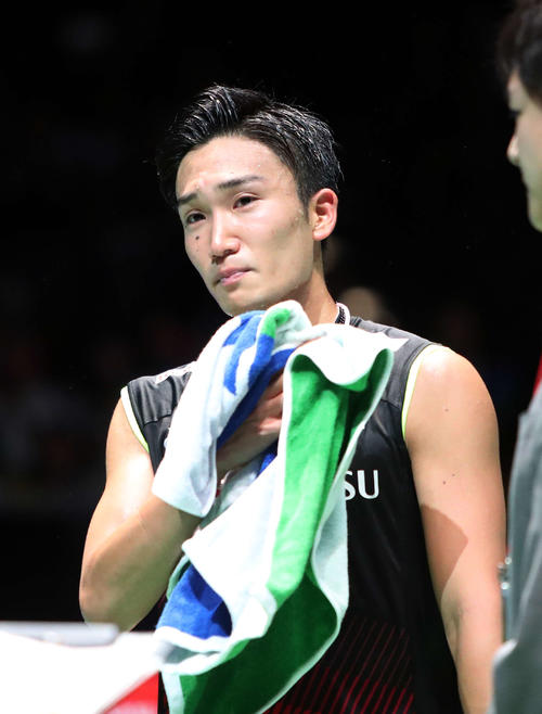 優勝インタビューで涙ぐむ桃田（撮影・鈴木正人）