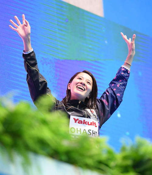 女子400メートル個人メドレーで3位の大橋は表彰台で声援に応え（撮影・鈴木みどり）