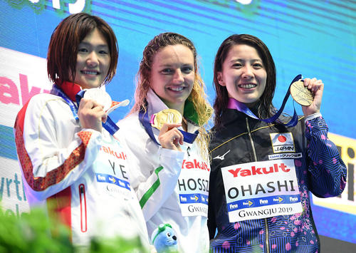 女子400メートル個人メドレーで3位の大橋（右）は銅メダルを手に笑顔。中央は優勝のホッスー（撮影・鈴木みどり）