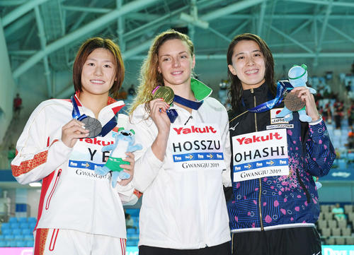 女子400メートル個人メドレーで3位の大橋（右）は銅メダルを手に笑顔。中央は優勝のホッスー（撮影・鈴木みどり）