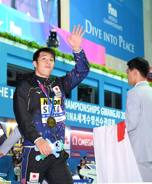 男子400メートル個人メドレーで優勝した瀬戸は声援に応える（撮影・鈴木みどり）