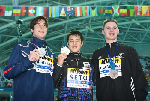 男子400メートル個人メドレーで優勝した瀬戸（中央）はメダルを手に笑顔（撮影・鈴木みどり）