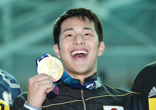 男子400メートル個人メドレーで優勝した瀬戸は金メダルを手に笑顔（撮影・鈴木みどり）