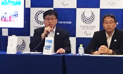 追加抽選販売について会見する組織委員会の鈴木秀紀チケッティング部長（左）と古宮正章副事務総長