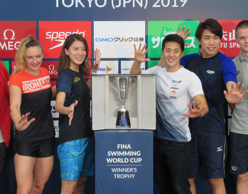 競泳W杯東京大会の公式会見。左からホッスー、大橋、瀬戸、松元（撮影・益田一弘）