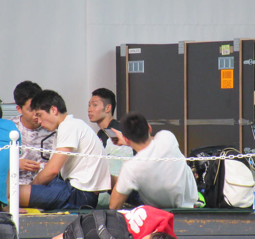 萩野（中）は、半年ぶりの復帰戦となるW杯東京大会のレースを翌日に控えて、試合会場に入った（撮影・益田一弘）