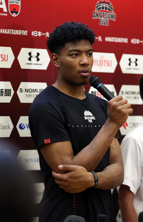 練習後、会見に臨む八村（撮影・大野祥一）