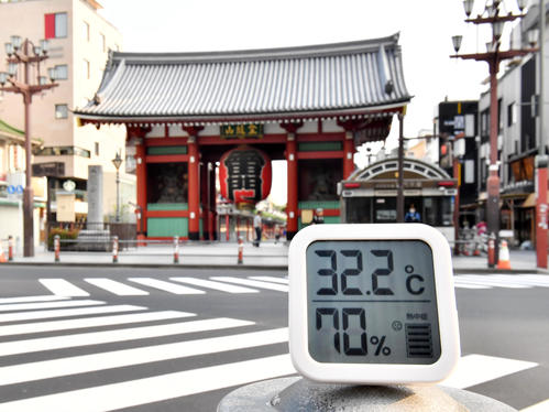 雷門、15キロ地点の気温は32・2度、湿度70パーセント（撮影・柴田隆二）
