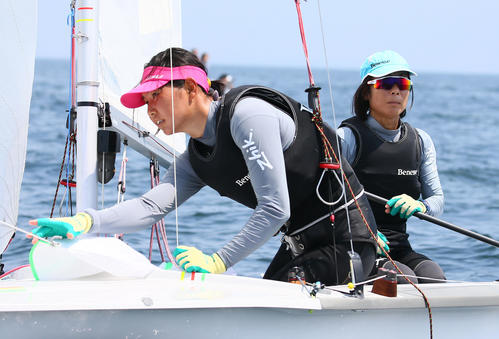 セーリング日本代表候補練習　公開練習で航行するセーリング女子470級の吉岡美帆（左）と吉田愛ペアのヨット（2019年7月17日撮影）