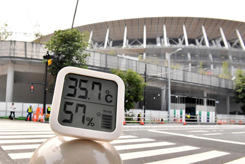 国立競技場、ゴール付近の気温は35・7度、湿度57パーセント（撮影・柴田隆二）