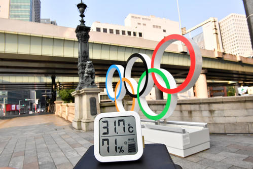 日本橋、10キロ地点の気温は31・7度、湿度71パーセント（撮影・柴田隆二）