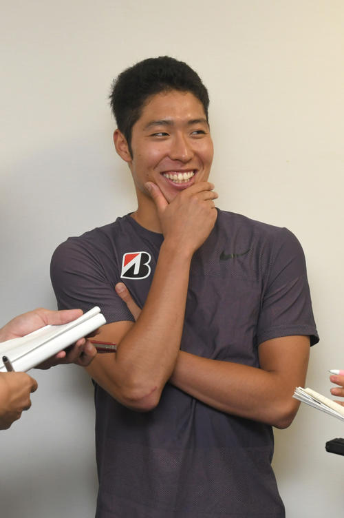「5キロ太りました…」。記者に囲まれた萩野は、近況を笑顔で語った（2019年6月6日撮影・酒井清司）
