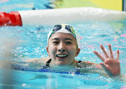 女子400メートル個人メドレー決勝　2位でゴールし、観客席の声援に応える大橋（撮影・狩俣裕三）