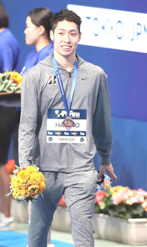 男子200メートル個人メドレー決勝　表彰式でホッとした表情を見せる3位の萩野（撮影・狩俣裕三）