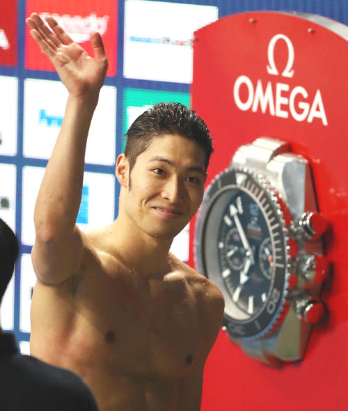 男子200メートル個人メドレー決勝　3位に入り、ファンの声援に応える萩野（撮影・狩俣裕三）