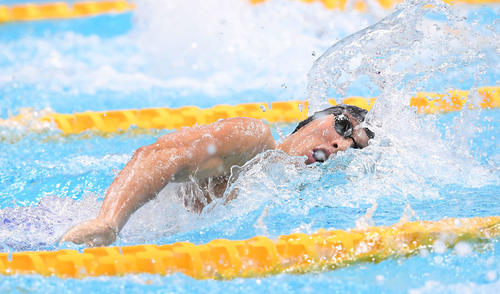 男子200メートル自由形予選で力泳する萩野（撮影・鈴木みどり）