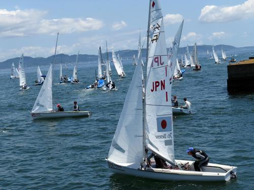出航する女子の吉田、吉岡組（JPN1の艇）