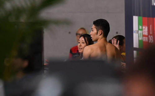 男子200メートル自由形予選を終え引き揚げる萩野（撮影・鈴木みどり）