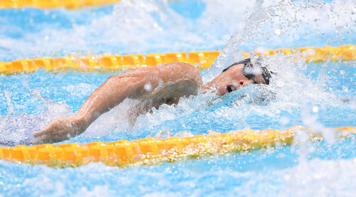 男子200メートル自由形予選で力泳する萩野（撮影・鈴木みどり）