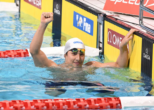 男子400メートル個人メドレーで優勝し、ガッツポーズする瀬戸（撮影・鈴木みどり）