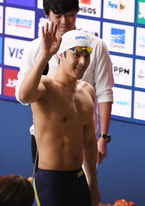 男子400メートル個人メドレーで優勝し、声援に応える瀬戸（撮影・鈴木みどり）