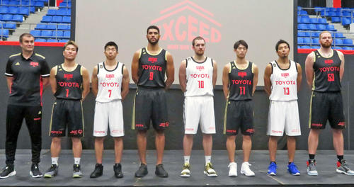 19－20シーズンの新ユニフォームで撮影に応じるパビチェビッチ監督（左）とA東京の選手たち（撮影・松熊洋介）