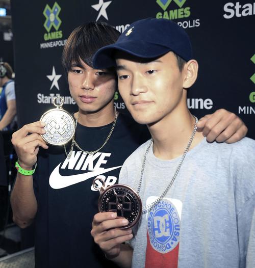 スケートボードの男子ストリートで優勝した堀米雄斗（左）と3位の白井空良（ゲッティ＝共同）