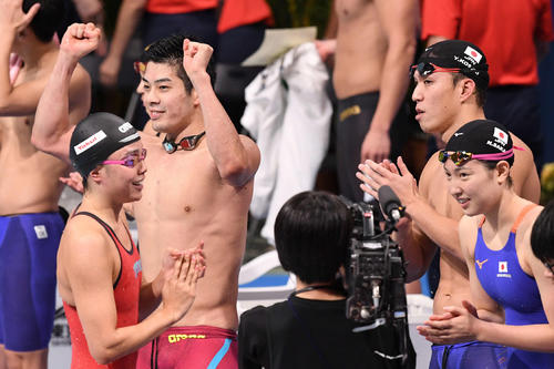 混合400メートルメドレーリレーで優勝し、喜ぶ日本チーム。左から大本、水沼、小関、酒井（撮影・鈴木みどり）