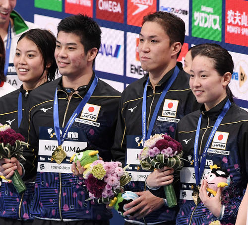 混合400メートルメドレーリレーで優勝し、笑顔を見せる日本チーム。右から酒井、小関、水沼、大本（撮影・鈴木みどり）