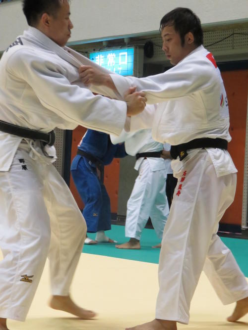 代表合宿で乱取り稽古する高藤直寿（右）（撮影・峯岸佑樹）