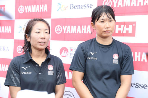 4日目のレースを終え、取材に応じる吉田（左）と吉岡（撮影・河野匠）